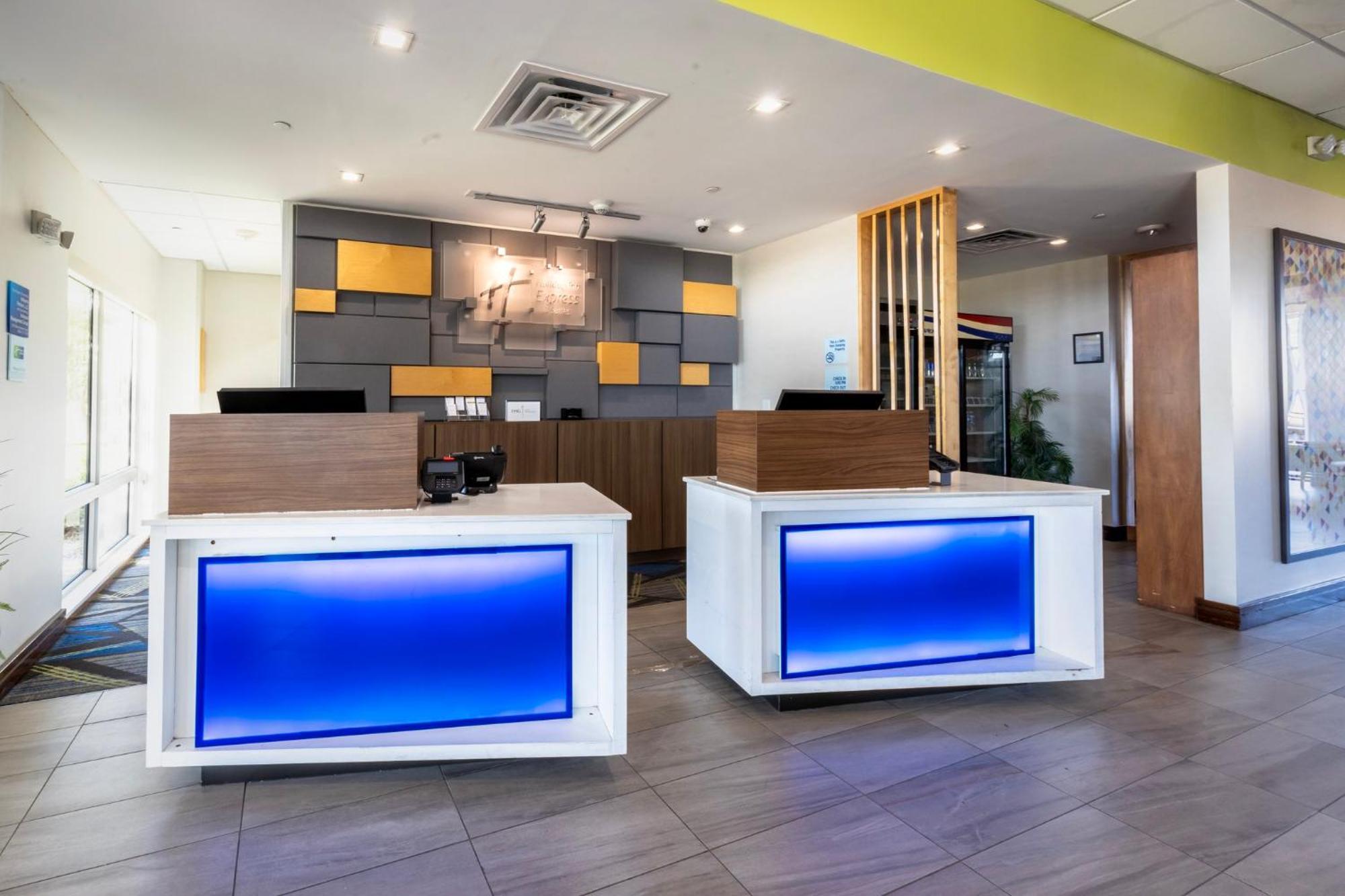 Holiday Inn Express & Suites Dallas Ne Arboretum Exterior photo
