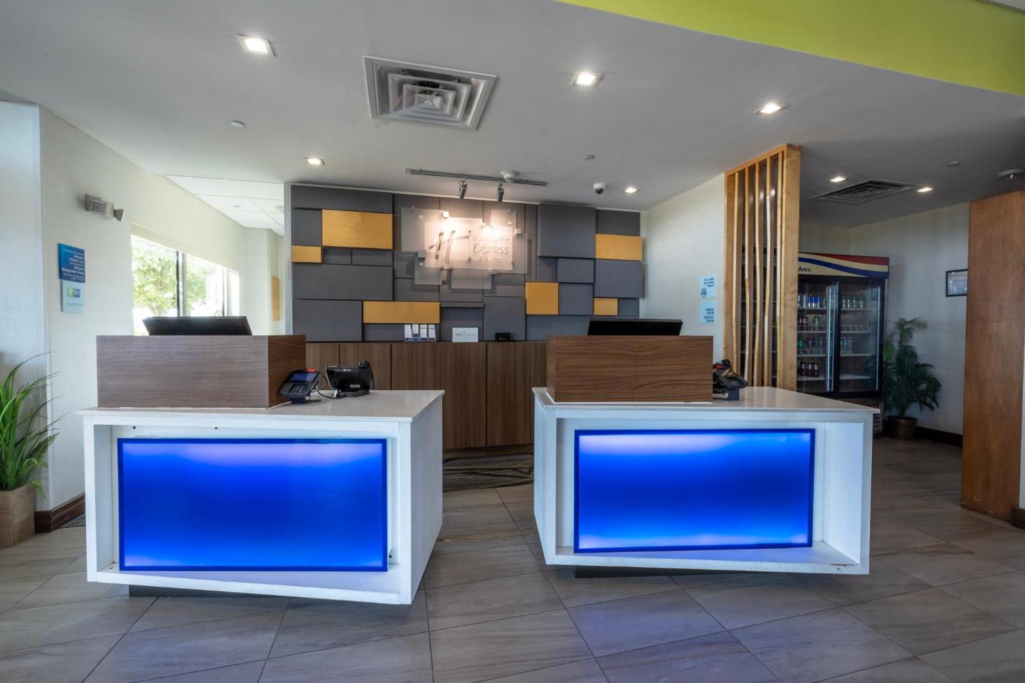 Holiday Inn Express & Suites Dallas Ne Arboretum Exterior photo