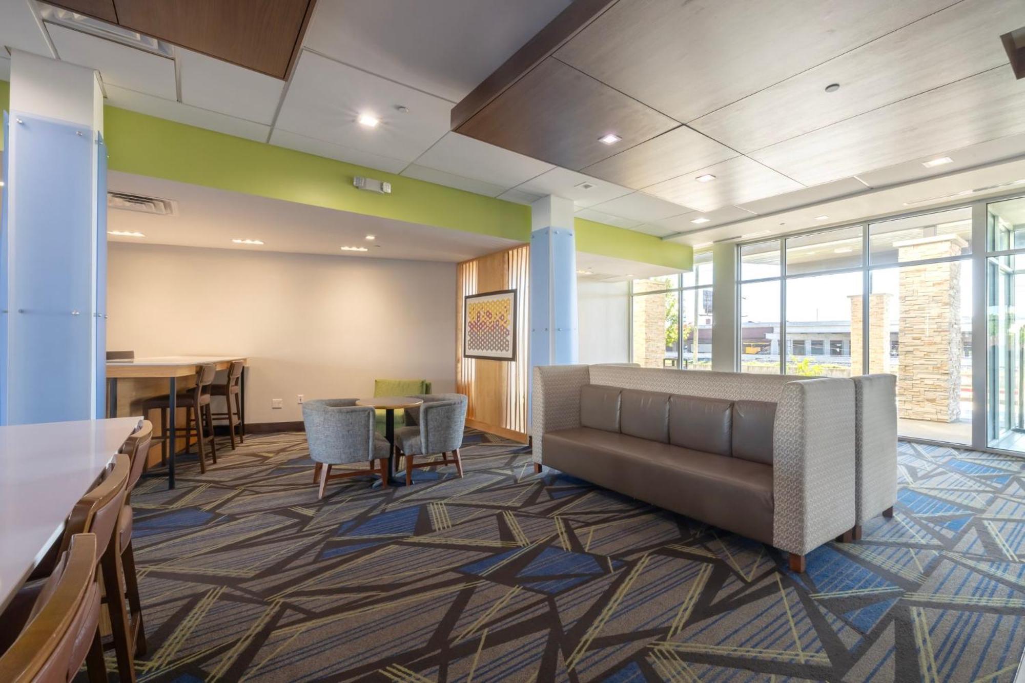 Holiday Inn Express & Suites Dallas Ne Arboretum Exterior photo